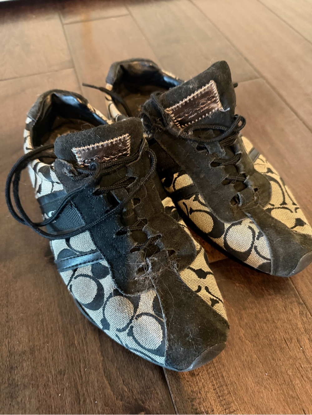 Coach Women’s Black and Cream Signature Logo Sneakers
